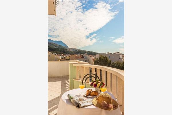 Room S1, for 3 persons