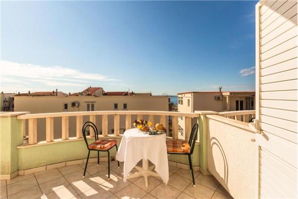 Room S1, for 3 persons