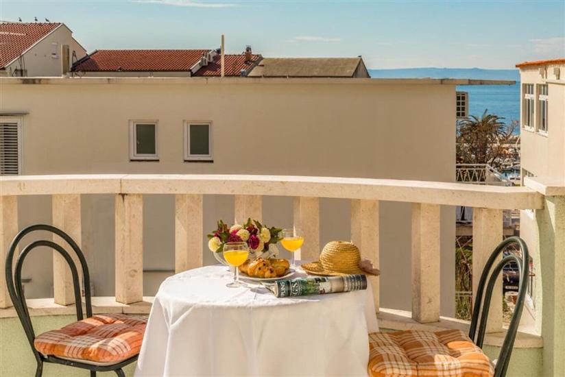 Room S1, for 3 persons