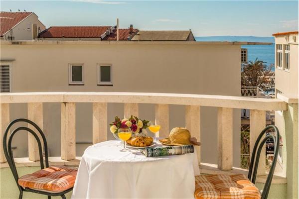 Room S1, for 3 persons