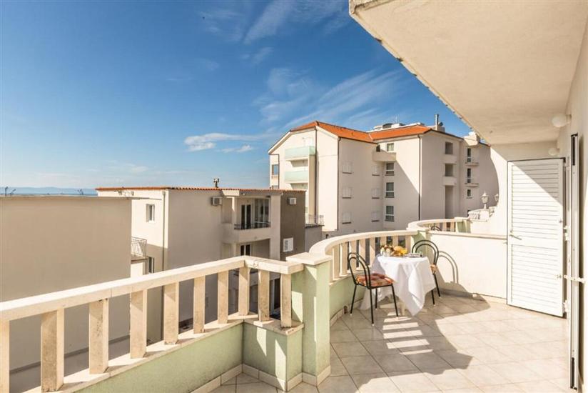 Room S1, for 3 persons