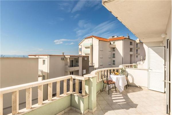 Room S1, for 3 persons