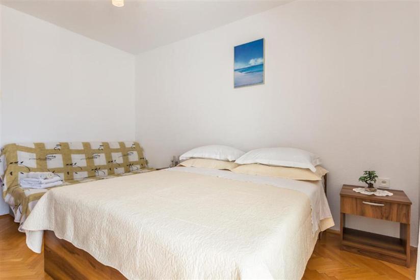 Room S1, for 3 persons