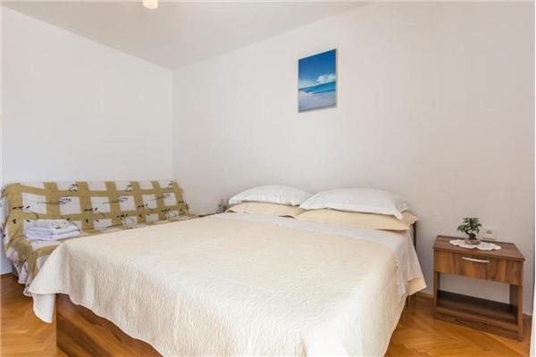 Room S1, for 3 persons