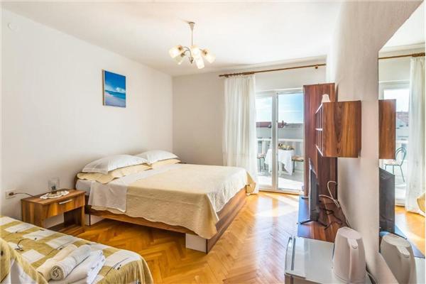 Room S1, for 3 persons