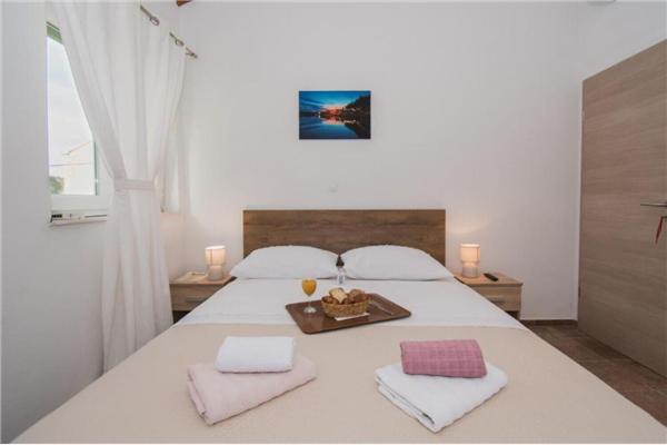 Room S2, for 4 persons