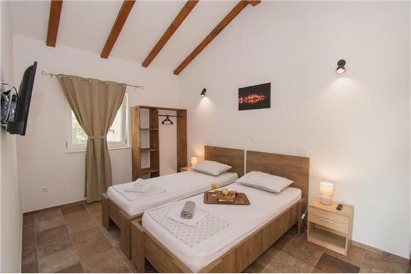 Room S2, for 4 persons