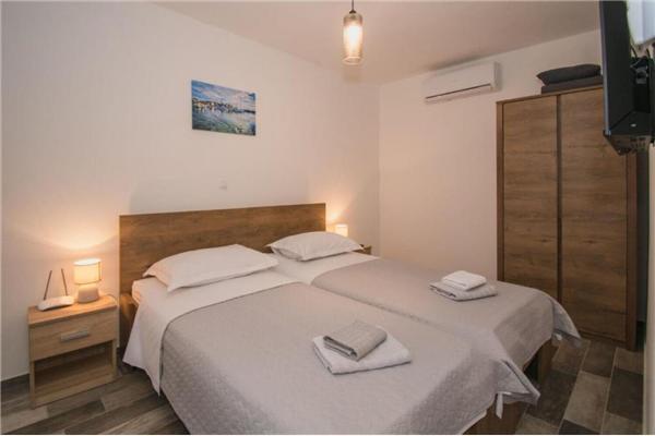 Room S3, for 4 persons