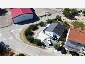 House Laura Biograd, Size 80.00 m2, Accommodation with pool, Airline distance to town centre 700 m