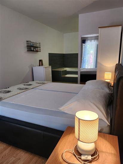 Room S1, for 2 persons