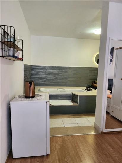 Room S1, for 2 persons