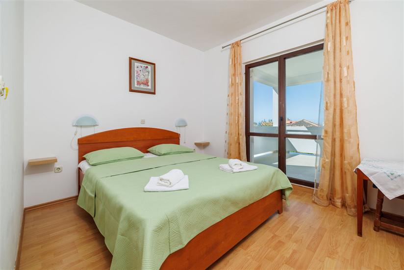 Room S2, for 3 persons