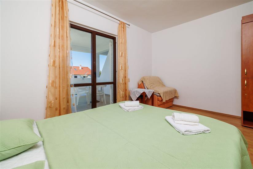 Room S2, for 3 persons