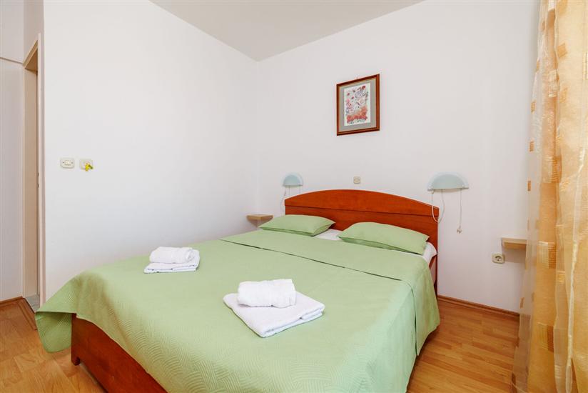 Room S2, for 3 persons