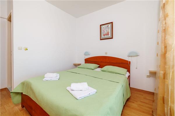 Room S2, for 3 persons