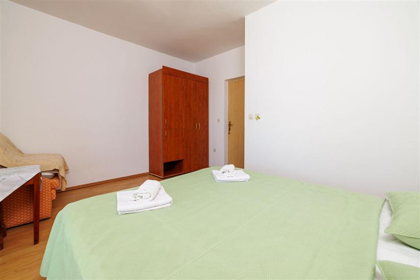 Room S2, for 3 persons
