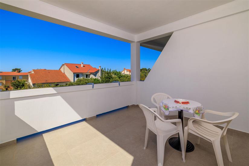 Room S2, for 3 persons