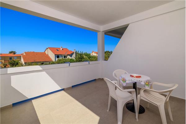 Room S2, for 3 persons