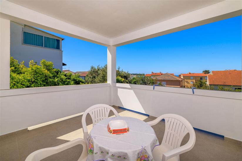 Room S2, for 3 persons