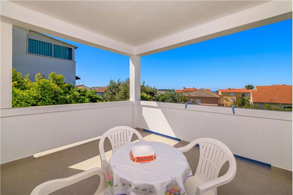 Room S2, for 3 persons