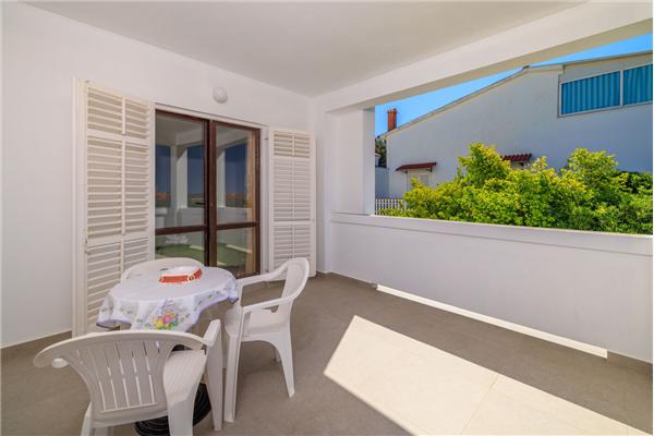 Room S2, for 3 persons