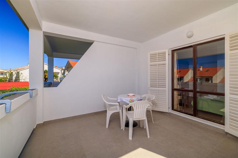 Room S2, for 3 persons