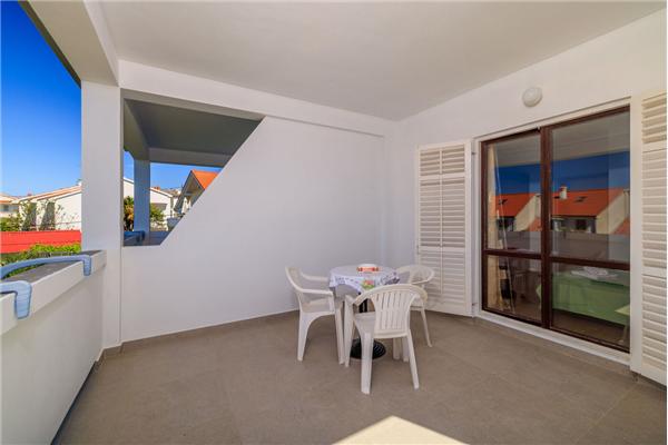 Room S2, for 3 persons