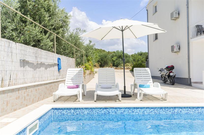 Apartmaji Mila Family with pool