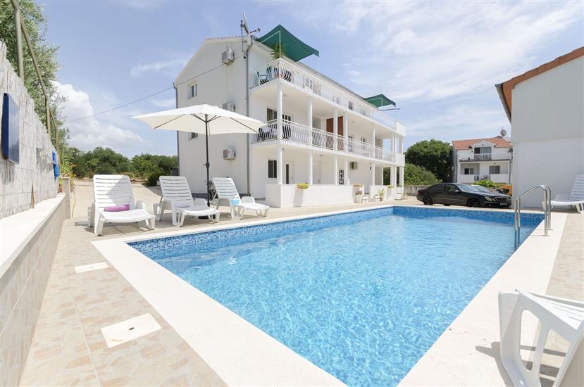 Apartmaji Mila Family & Pool Apartments