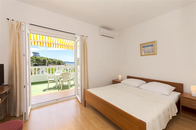 Room S1, for 2 persons