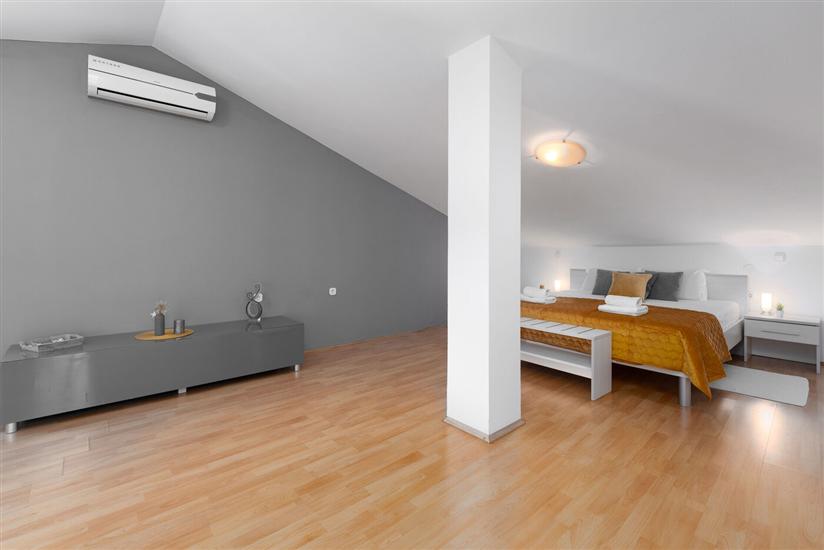 House K1, for 12 persons