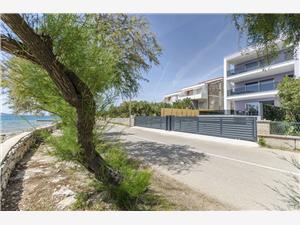 Apartmaji Adriatic Vodice, Kvadratura 90,00 m2, Oddaljenost od morja 20 m