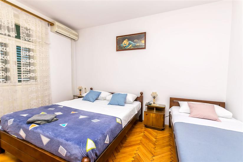 Room S3, for 3 persons