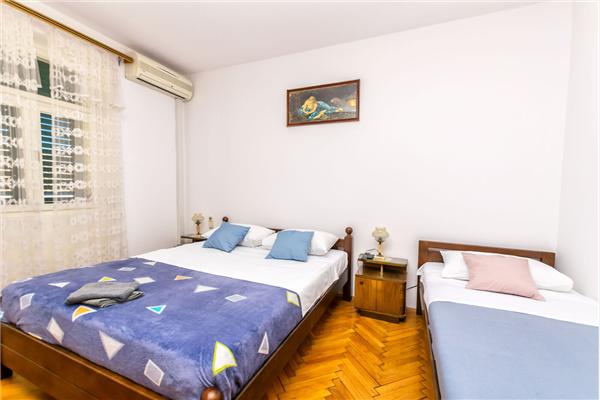 Room S3, for 3 persons