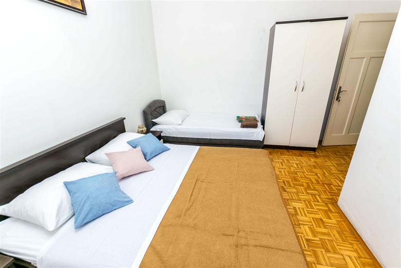 Room S10, for 3 persons
