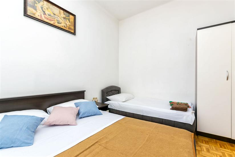 Room S10, for 3 persons