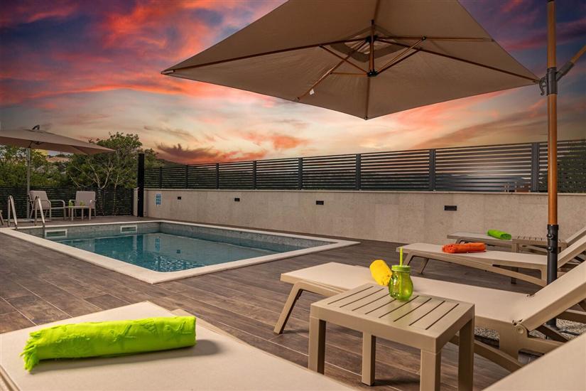 Villa Betelgeuse Supernova