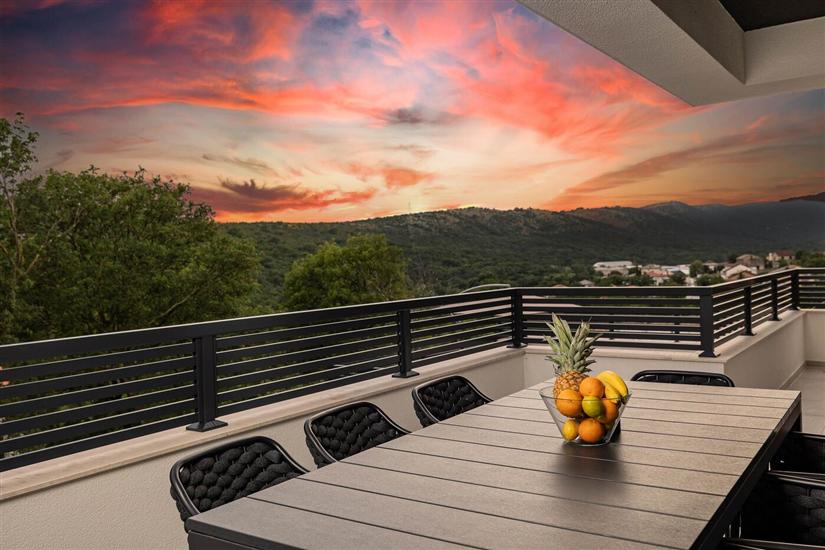 Villa Betelgeuse Supernova