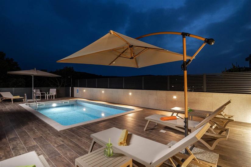 Villa Betelgeuse Supernova