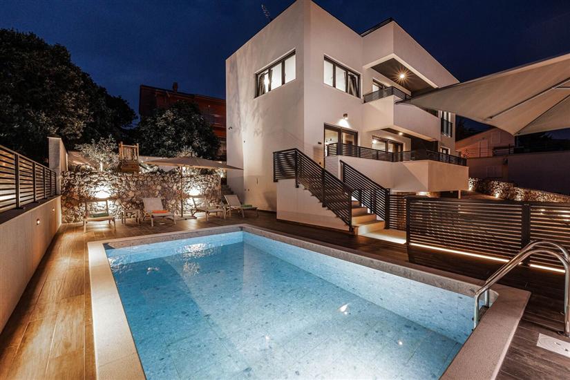 Villa Betelgeuse Supernova