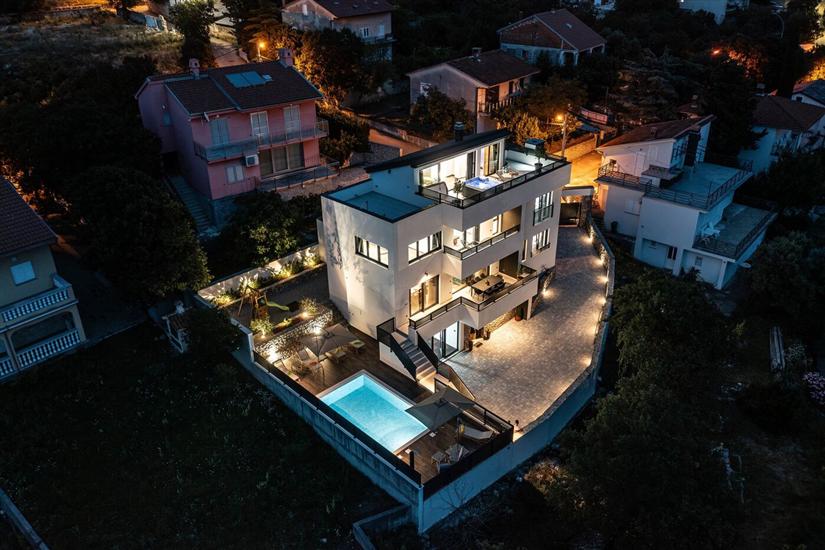 Villa Betelgeuse Supernova