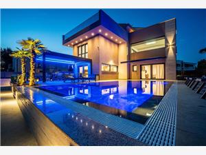 Apartments Royal Vir - island Vir, Size 80.00 m2, Accommodation with pool, Airline distance to the sea 100 m