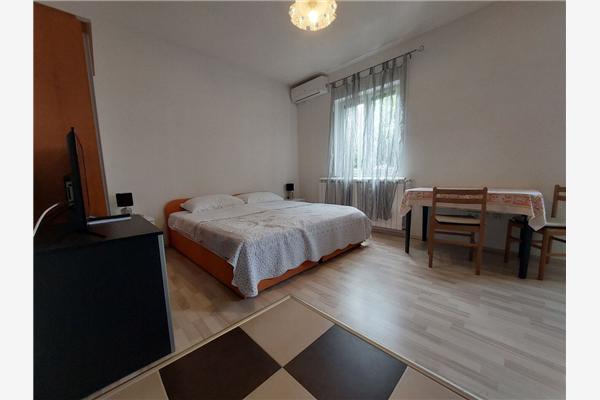 Room S1, for 2 persons