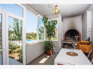 Namestitev z bazenom Split in Riviera Trogir,RezervirajKnezOd 457 €