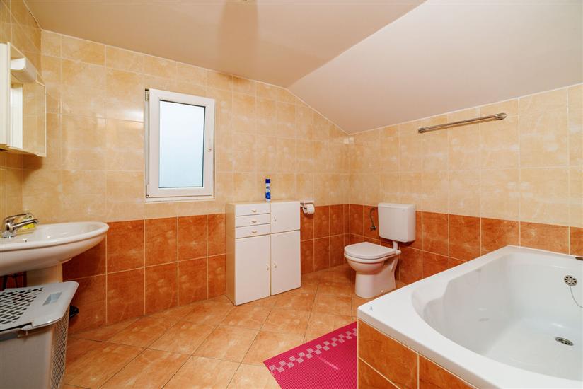 Apartment A2, for 8 persons