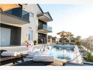 Appartement Jasna Splitska - eiland Brac, Kwadratuur 130,00 m2, Accommodatie met zwembad, Lucht afstand naar het centrum 300 m