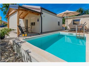 House Ella Privlaka (Zadar), Size 60.00 m2, Accommodation with pool, Airline distance to the sea 260 m