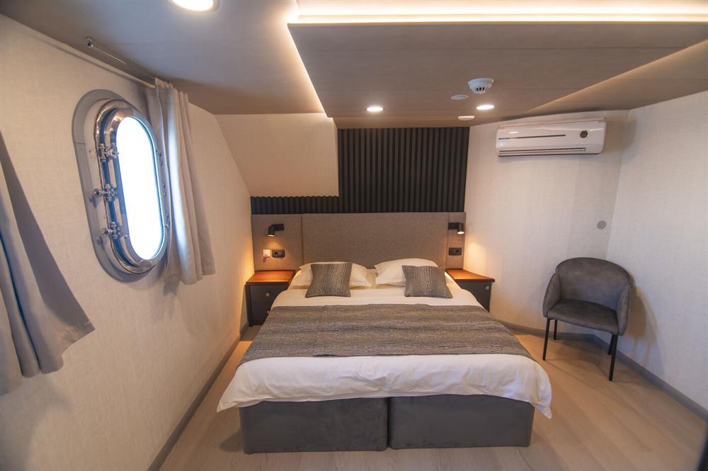 Diamond-deluxe-superior-small-luxury-cruise-ship