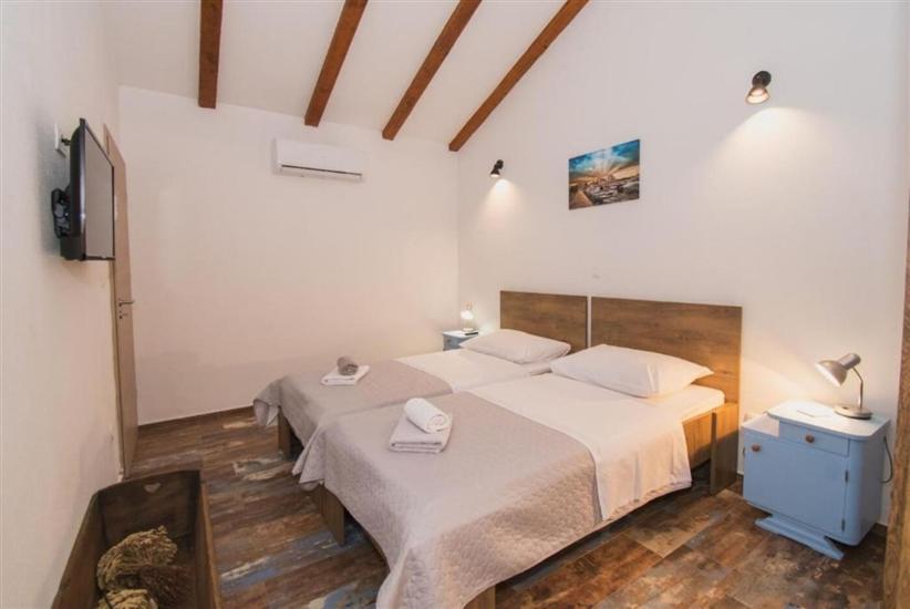 Room S1, for 4 persons