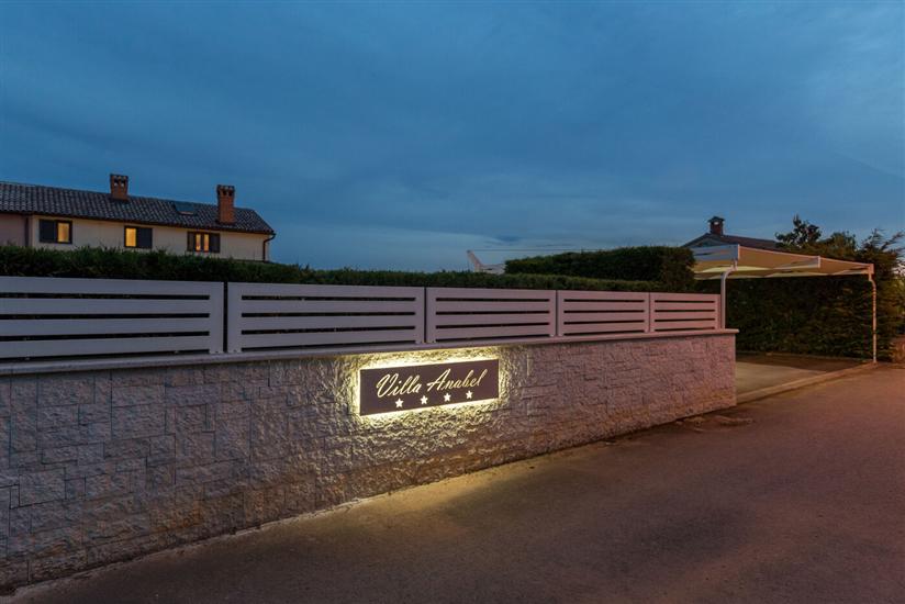 Villa Anabel s bazenom i whirlpool-om